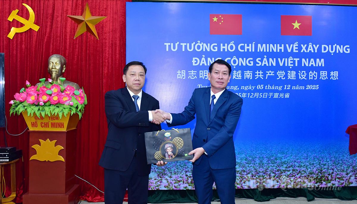 The Organizing Committee of Tuyen Quang Provincial Party Committee presented souvenirs to the delegation of officials of the Organizing Committee of Bach Sac City Party Committee.