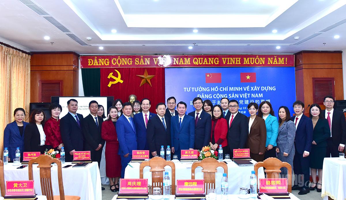 Delegates take souvenir photos.