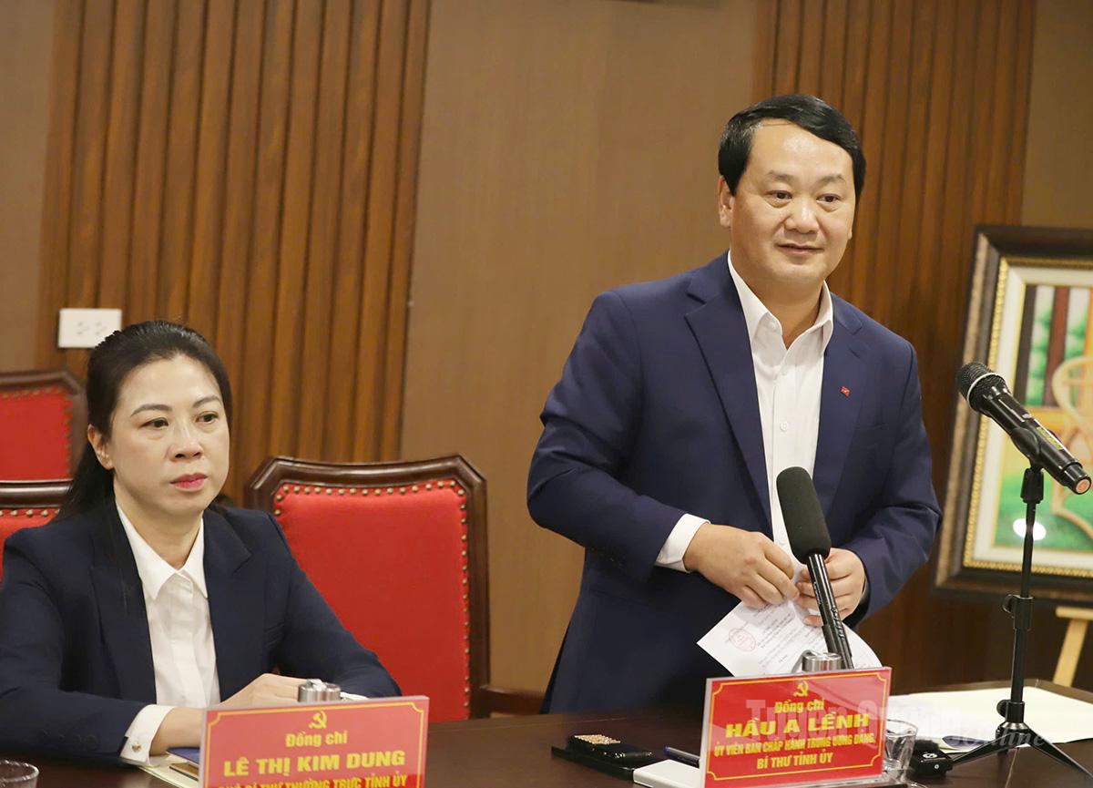 ທ່ານ​ເລ​ຂາ​ທິ​ການ​ໃຫຍ່​ແຂວງ ຮ່​ວາ​ອາ​ເລງ ກ່າວ​ຄຳ​ເຫັນ​ທີ່​ກອງ​ປະ​ຊຸມ​ເຮັດ​ວຽກ​ຂອງ​ທ່ານ​ຮອງ​ປະ​ທານ​ສະ​ພາ​ແຫ່ງ​ຊາດ​ກັບ​ການ​ນຳ​ຂັ້ນ​ແຂວງ.