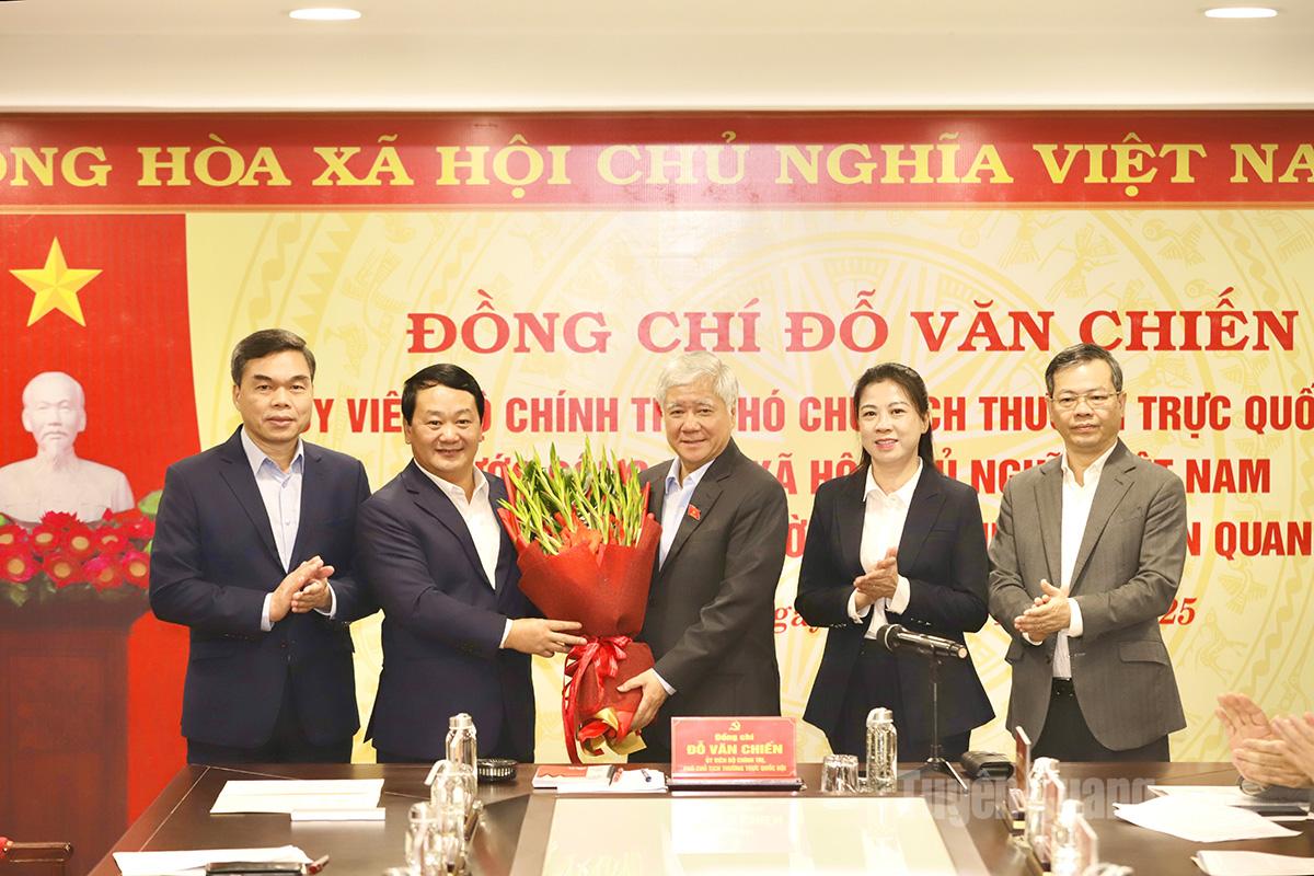 ຄະນະ​ປະຈຳ​ພັກ​ແຂວງ​ໄດ້​ມອບ​ດອກ​ໄມ້​ອວຍພອນ​ສະຫາຍ ​ໂດ​ວັນ​ຈ້ຽນ ​ເຊິ່ງ​ໄດ້​ຮັບ​ການ​ມອບ​ໝາຍ​ຈາກ​ກົມ​ການ​ເມືອງ​ໃຫ້​ດຳລົງ​ຕຳ​ແໜ່​ງຮອງ​ປະທານ​ສະພາ​ແຫ່ງ​ຊາດ​ເມື່ອ​ບໍ່​ດົນ​ມາ​ນີ້.