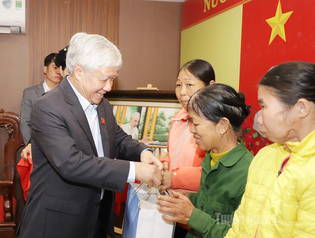 ທ່ານ​ນາງ​ຮອງ​ປະ​ທານ​ສະ​ພາ​ແຫ່ງ​ຊາດ Do Van Chien ມອບ​ຂອງຂວັນ​ໃຫ້​ບັນດາ​ຄອບຄົວ​ນະ​ໂຍບາຍ​ຢູ່​ຕາ​ແສງ Tan Trao.