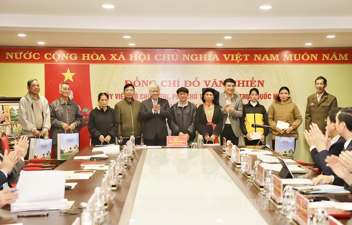 ທ່ານ​ນາງ​ຮອງ​ປະທານ​ສະພາ​ແຫ່ງ​ຊາດ Do Van Chien ​ແລະ ປະທານ​ຄະນະ​ກຳມະການ​ວັດທະນະທຳ ​ແລະ ສັງຄົມ​ສະພາ​ແຫ່ງ​ຊາດ ຫງວຽນ​ຊິງ​ຮູ່ງ ​ໄດ້​ມອບ​ຂອງຂວັນ​ໃຫ້​ບັນດາ​ຄອບຄົວ​ນະ​ໂຍບາຍ​ຢູ່​ຕາ​ແສງ Tan Trao.