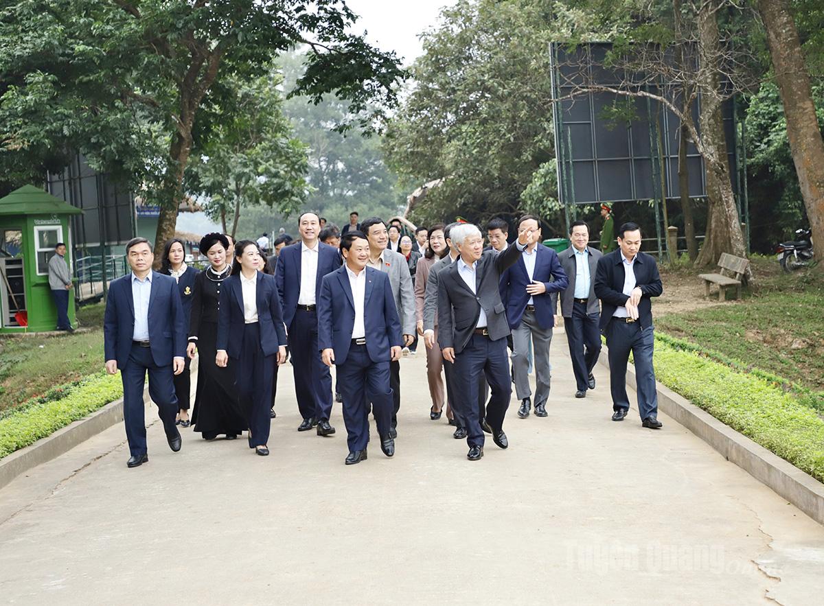 ທ່ານ​ຮອງ​ປະ​ທານ​ສະ​ພາ​ແຫ່ງ​ຊາດ Do Van Chien ແລະ​ຄະ​ນະ​ກຳ​ລັງ​ເດີນ​ທາງ​ໄປ​ຢ້ຽມ​ຢາມ ລານ​ນ່າ.