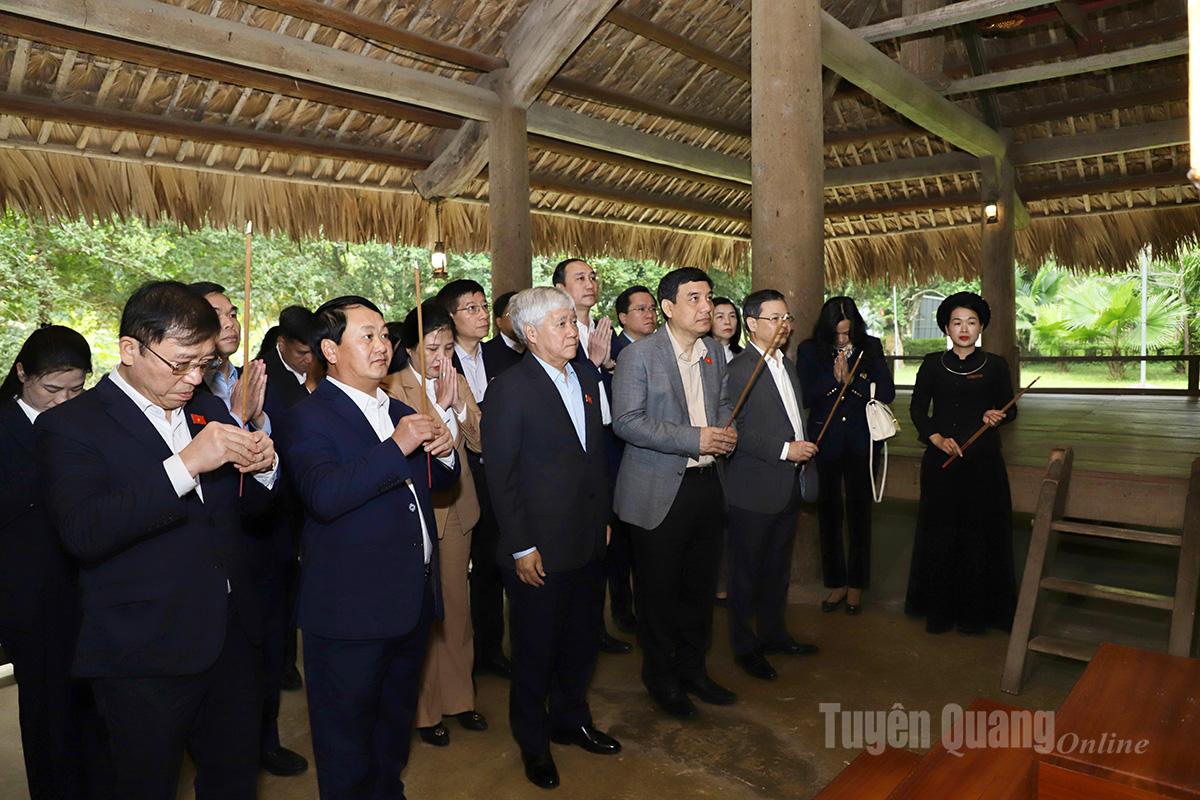 ທ່ານ​ນາງ​ຮອງ​ປະ​ທານ​ສະ​ພາ​ແຫ່ງ​ຊາດ Do Van Chien ແລະ ການ​ນຳ​ແຂວງ​ໄດ້​ລົງ​ຢ້ຽມ​ຢາມ ແລະ ຖະ​ຫວາຍ​ທູບ​ທຽນ​ຢູ່​ບ້ານ​ຕາ​ແສງ Tan Trao.