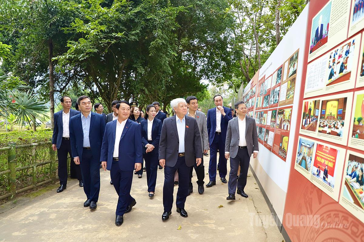 ທ່ານ​ນາງ​ຮອງ​ປະ​ທານ​ສະ​ພາ​ແຫ່ງ​ຊາດ Do Van Chien ພ້ອມ​ກັບ​ຄະ​ນະ​ໄດ້​ຊົມ​ບັນ​ດາ​ຮູບ​ພາບ​ເອ​ກະ​ສານ​ທີ່​ສະ​ແດງ​ຢູ່​ເຂດ​ປູ​ຊະ​ນີ​ຍະ​ສະ​ຖານ​ພິ​ເສດ​ແຫ່ງ​ຊາດ Tan Trao ດ້ວຍ​ຫົວ​ຂໍ້​ຂອງ​ສະ​ພາ​ແຫ່ງ​ຊາດ​ກ່ຽວ​ກັບ​ການ​ເດີນ​ທາງ​ເຊື່ອມ​ໂຍງ ແລະ ຍົກ​ສູງ​ສະ​ຖາ​ນະ​ພາບ​ຂອງ​ປະ​ເທດ.