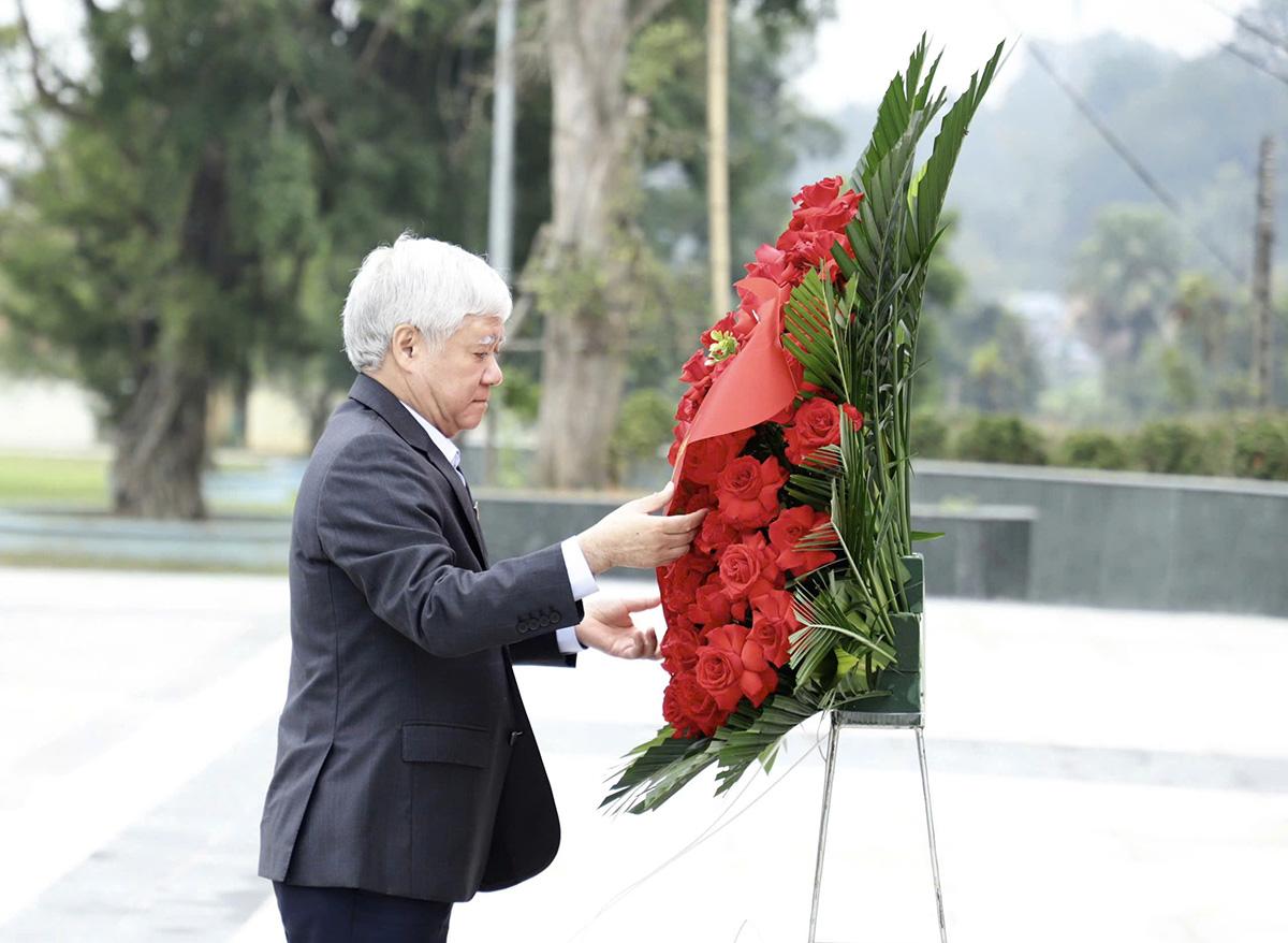 ທ່ານ​ຮອງ​ປະ​ທານ​ສະ​ພາ​ແຫ່ງ​ຊາດ Do Van Chien ດັດ​ແກ້​ກະ​ຕ່າ​ດອກ​ໄມ້​ສະ​ເໜີ​ໃຫ້​ລຸງ Ho.