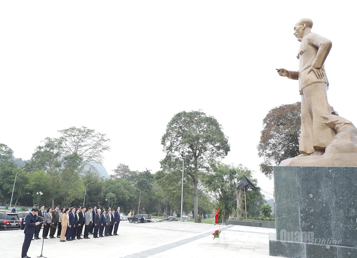 ຄະນະ​ຜູ້​ແທນ​ໄດ້​ດຳ​ເນີນ​ພິທີ​ວາງ​ສະ​ແດງ​ດອກ​ໄມ້​ຢູ່​ອະນຸສາວະລີ​ລຸງ​ໂຮ່ ຢູ່​ຕາ​ແສງ Tan Trao.