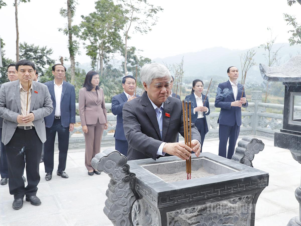 ທ່ານ​ຮອງ​ປະ​ທານ​ສະ​ພາ​ແຫ່ງ​ຊາດ Do Van Chien ແລະ​ຄະ​ນະ​ໄດ້​ຖະ​ຫວາຍ​ທູບ​ທຽນ​ຢູ່​ວັດ​ປະ​ທານ​ໂຮ່​ຈິ​ມິນ ແລະ ບັນ​ດາ​ຜູ້​ບັນ​ຊາ​ການ​ປະ​ຕິ​ວັດ.