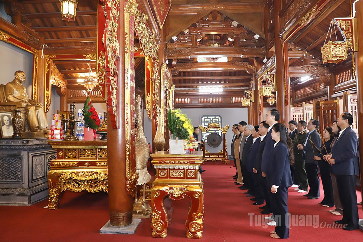 ຄະ​ນະ​ຜູ້​ແທນ​ໄດ້​ໄປ​ຢ້ຽມ​ຢາມ ແລະ ຖະ​ຫວາຍ​ທູບ​ທຽນ​ຢູ່​ເຮືອນ​ລະ​ລຶກ​ທ່ານ​ປະ​ທານ​ປະ​ເທດ Ton Duc Thang ຢູ່​ພື້ນ​ທີ່​ຂອງ​ຄະ​ນະ​ປະ​ຈຳ​ສະ​ພາ​ແຫ່ງ​ຊາດ.