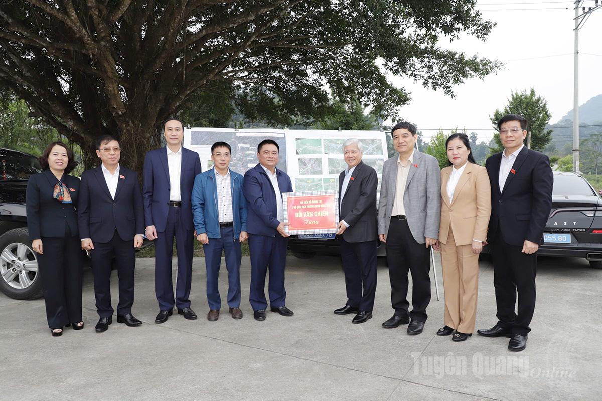 ທ່ານ​ຮອງ​ປະທານ​ສະພາ​ແຫ່ງ​ຊາດ ​ໄດ້​ມອບ​ຂອງຂວັນ​ໃຫ້​ຄະນະ​ບໍລິຫານ​ງານ​ໂຄງການ​ລົງທຶນ​ກໍ່ສ້າງ​ເລກ 1 ຂອງ​ແຂວງ.