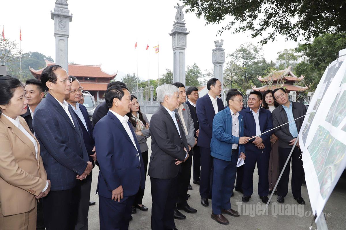 ທ່ານ​ນາງ​ຮອງ​ປະ​ທານ​ສະ​ພາ​ແຫ່ງ​ຊາດ​ໄດ້​ລົງ​ເບິ່ງ​ແຜນ​ທີ່​ເສັ້ນ​ທາງ​ຂອງ​ໂຄງ​ການ​ຍົກ​ລະ​ດັບ​ເສັ້ນ​ທາງ​ຕາ​ເວັນ​ອອກ-ເຈື່ອງ​ອຽນ.