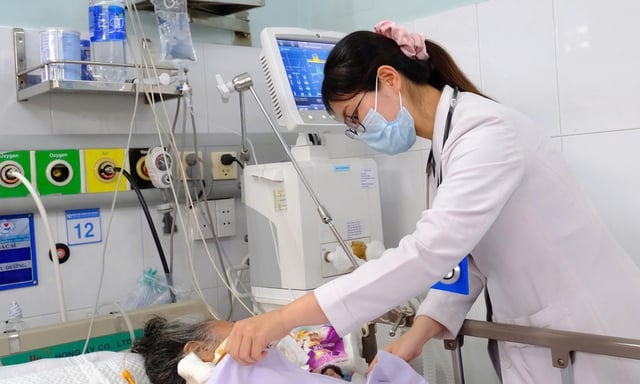 إنقاذ حياة مريض يبلغ من العمر 78 عاماً ويزن 100 كجم أصيب بسكتة قلبية وتنفسية بفضل تقنية تنقية الدم الحديثة - صورة 1.