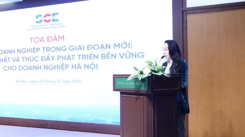 Fru Nghiem Thi Hoang Anh, biträdande direktör för Hanoi Center for Investment Promotion and Enterprise Support, höll öppningstalet. (Foto: ANH MINH).