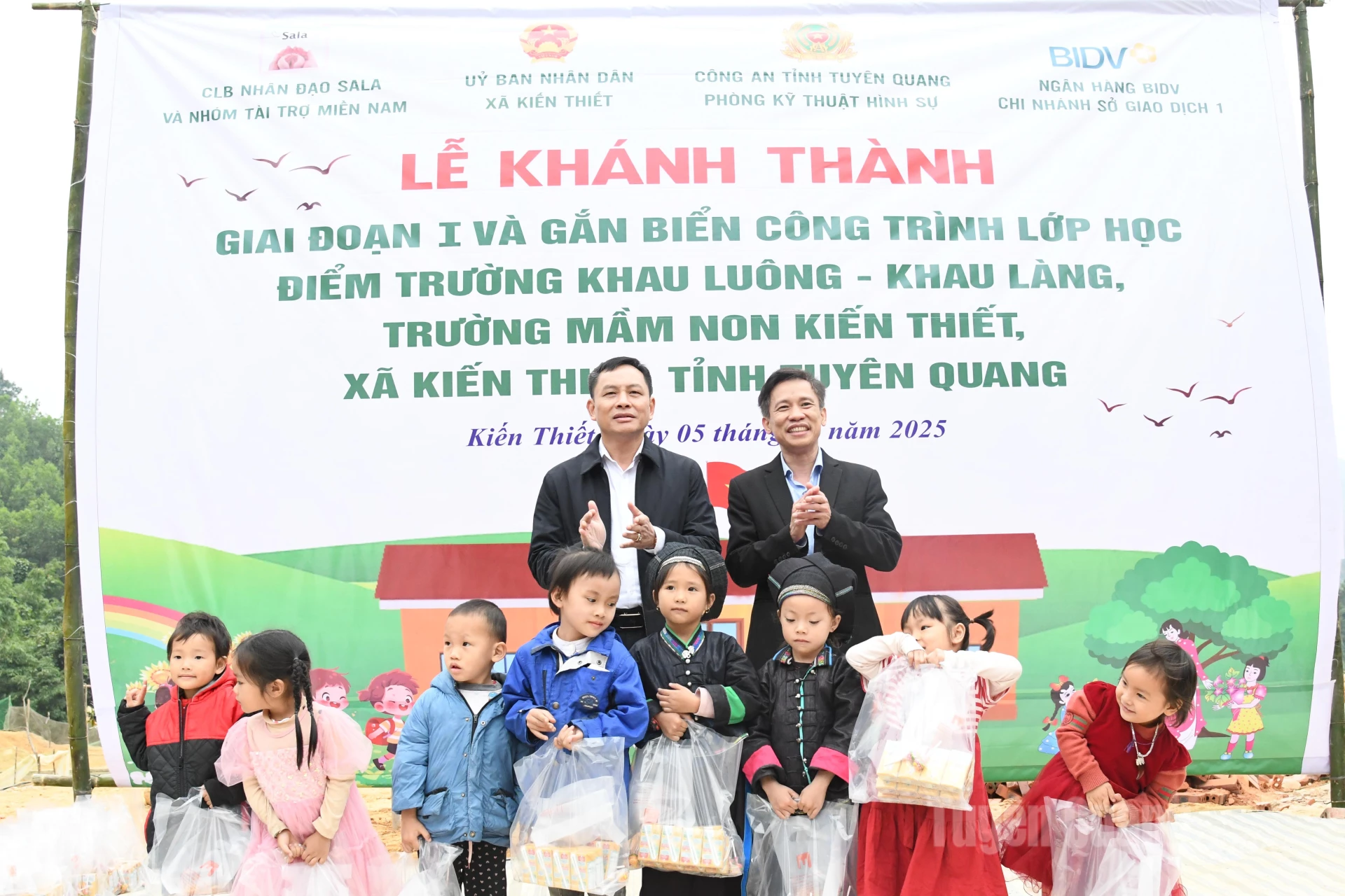 A SaLa Humanitárius Klub képviselői ajándékokat adtak át a Khau Lang és a Khau Luong iskolák diákjainak.