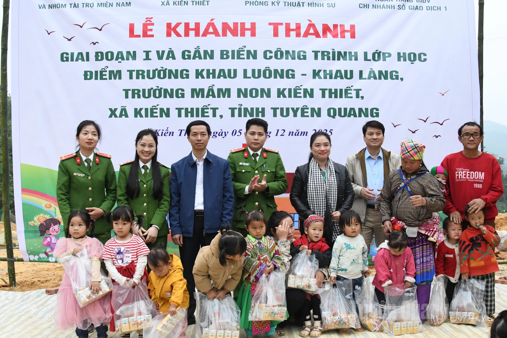 A szponzorok képviselői ajándékokat adtak át a Khau Luong és a Khau Lang óvodák gyermekeinek.
