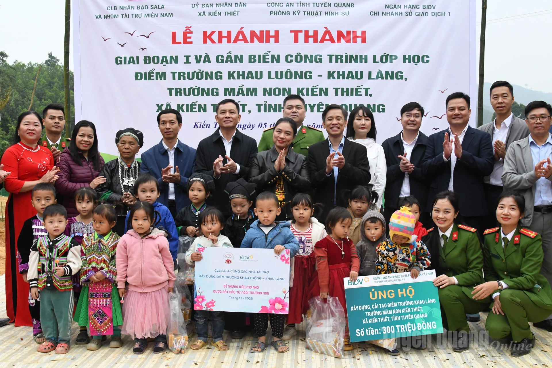 A szponzorok, Kien Thiet községi önkormányzat, tanárok és diákok képviselői az avatóünnepségen.