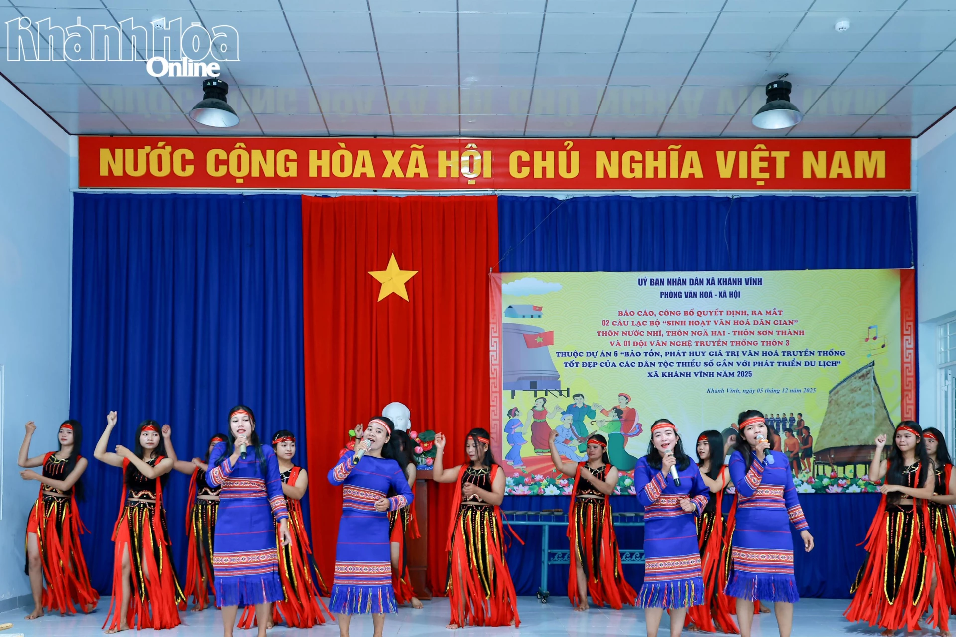 ច្រៀង និងរាំដោយក្រុមសិល្បៈភូមិ ៣.