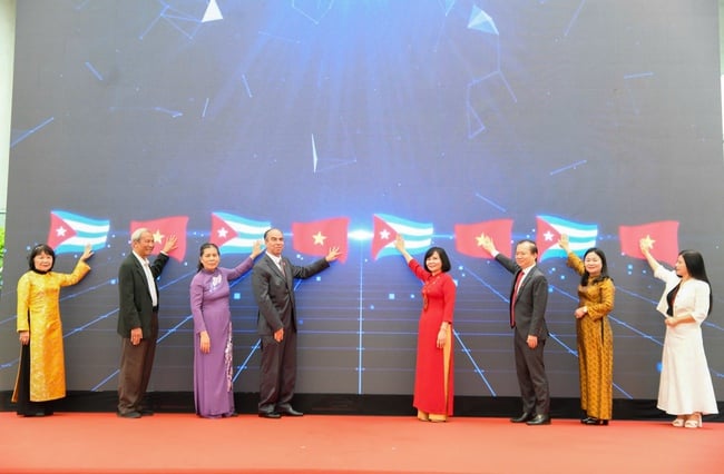 Dấu ấn 65 năm quan hệ Việt Nam – Cuba tại triển lãm “Nghĩa tình thủy chung” - Ảnh 3.