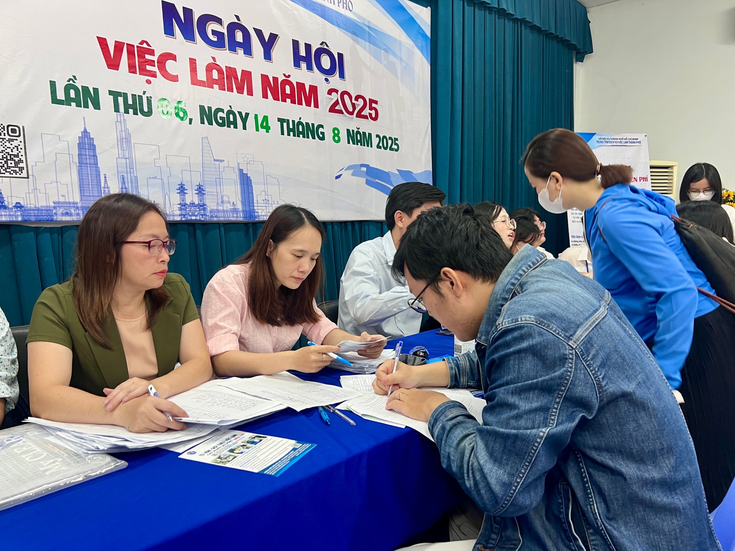 3 ອຸດ​ສາ​ຫະ​ກໍາ​ທີ່​ຈະ​ມີ​ການ​ສະ​ຫມັກ​ຕໍາ​ແຫນ່ງ​ໃນ​ນະ​ຄອນ​ໂຮ່​ຈິ​ມິນ​ຫຼາຍ​ທີ່​ສຸດ​ໃນ​ທ້າຍ​ປີ 2025 - ຮູບ​ທີ 2.