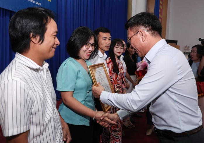 Ocenění vynikajících novinářských prací o Ho Či Minově Městě ve třetím čtvrtletí roku 2025 - Foto 2.