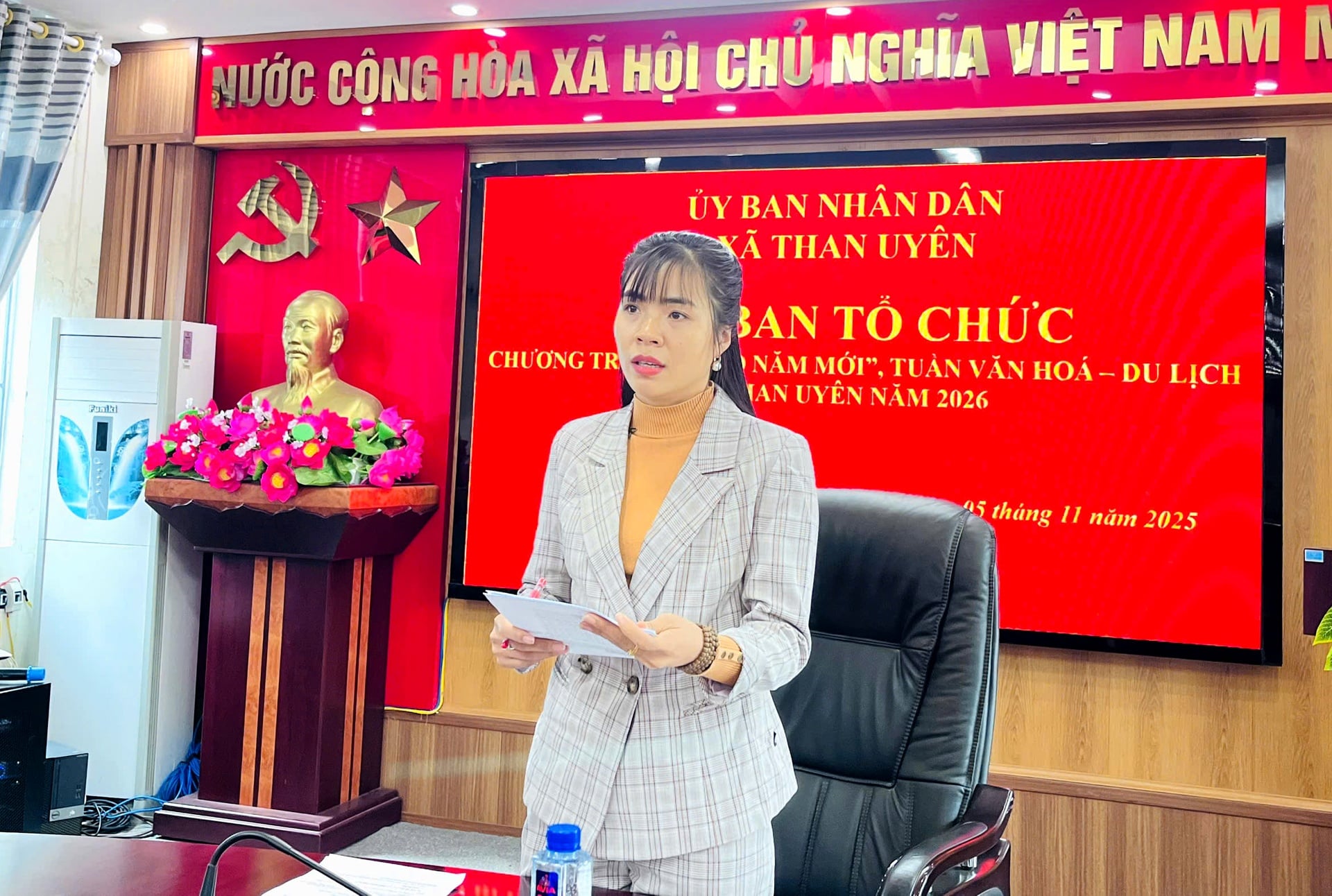 Đồng chí Bùi Thị Bích Dung - Phó Chủ tịch UBND xã Than Uyên phát biểu kết luận cuộc họp.