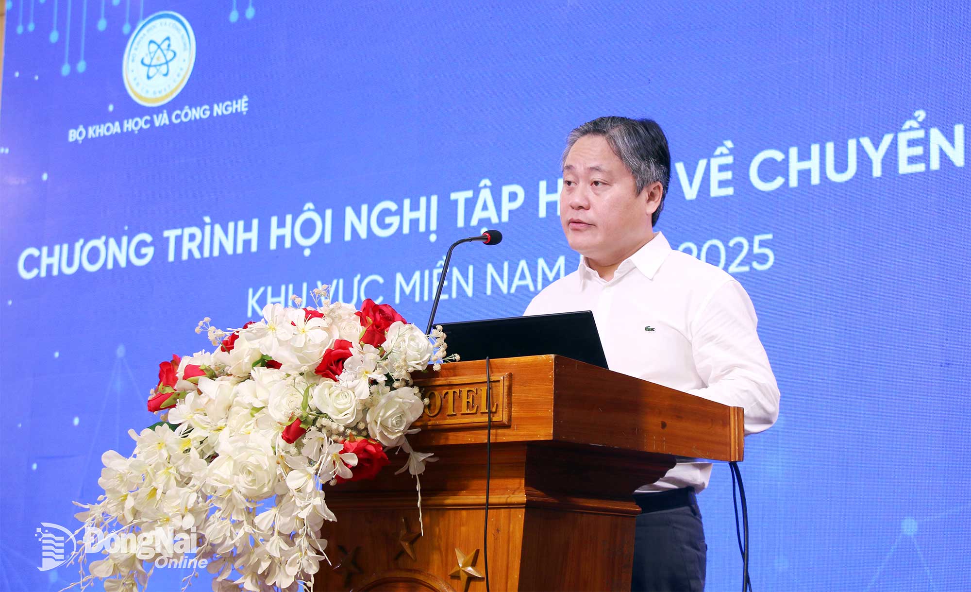 Заместитель директора Национального агентства цифровой трансформации (Министерство науки и технологий) Ле Ань Туан выступил с приветственной речью на конференции. Фото: Хай Цюань