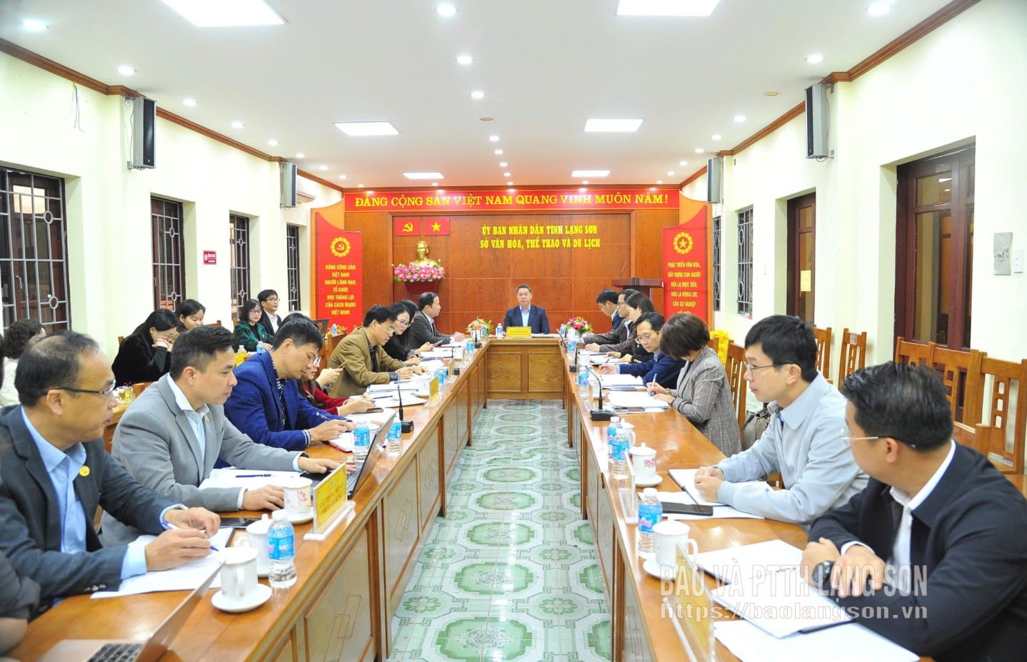 Delegáti účastnící se pracovního zasedání