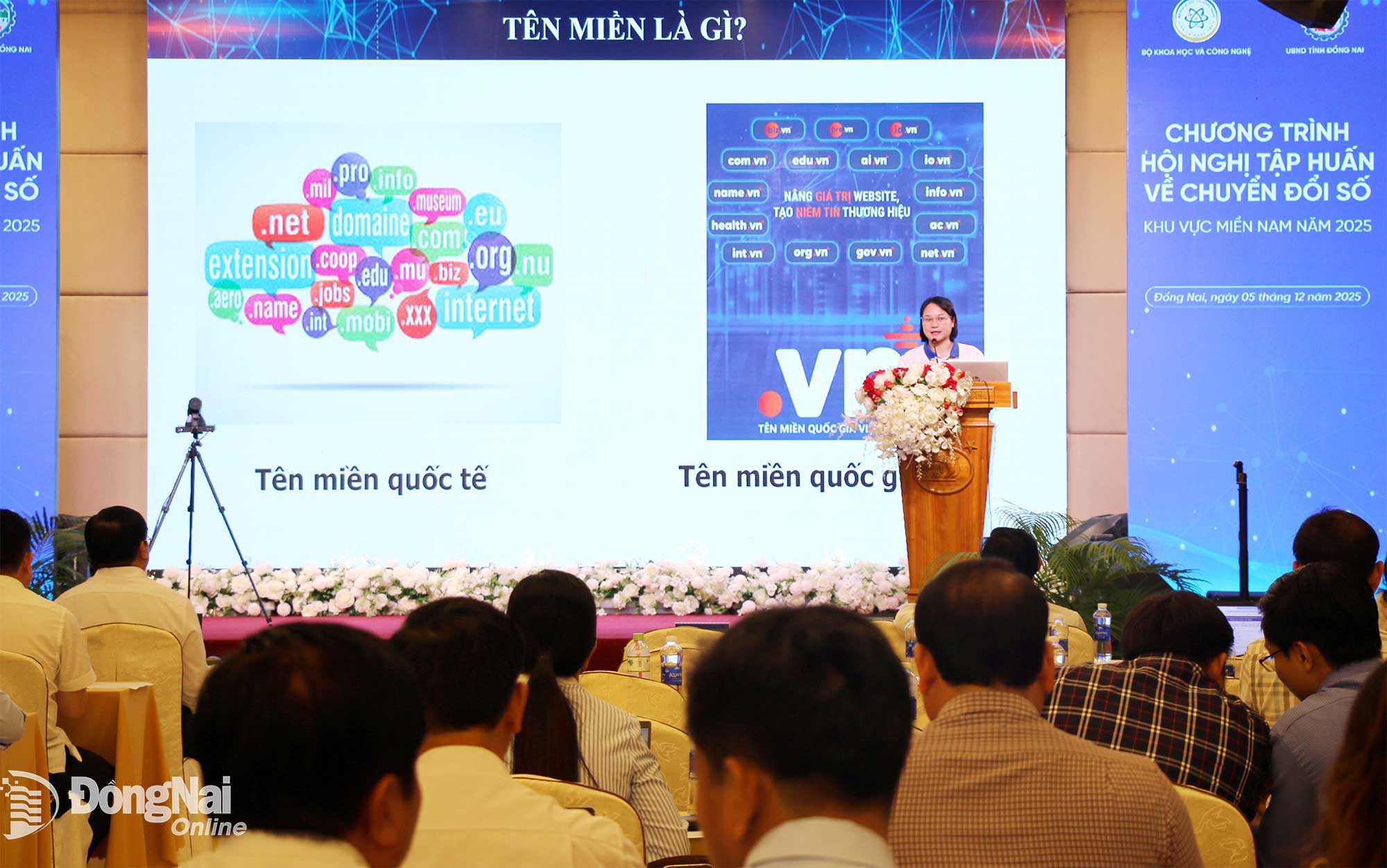 Представитель Вьетнамского интернет-центра (Министерство науки и технологий) выступил с презентацией о разработке доменных имён (.vn) для содействия национальной цифровой трансформации. Фото: Хай Цюань