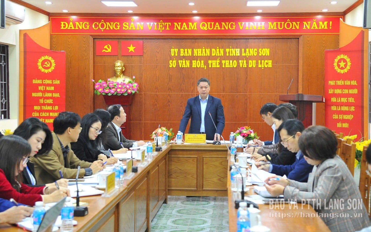 Na schůzi promluvil soudruh Doan Thanh Son, místopředseda provinčního lidového výboru.