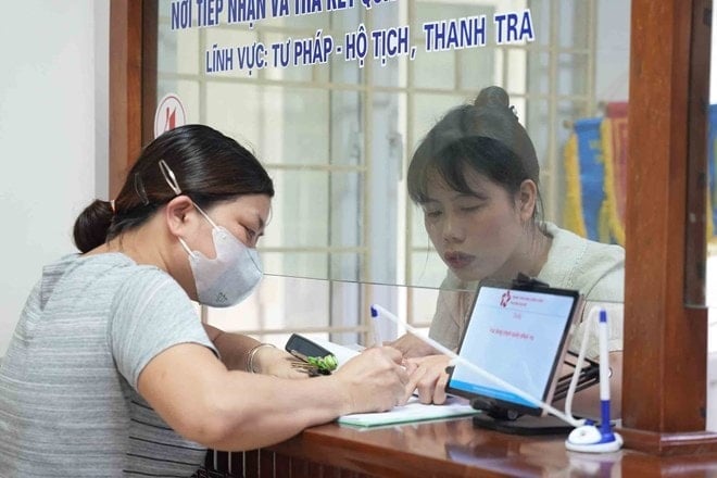 Commune People's Committee Chairmen in Hanoi and Ho Chi Minh City may receive an allowance coefficient of 0.7.