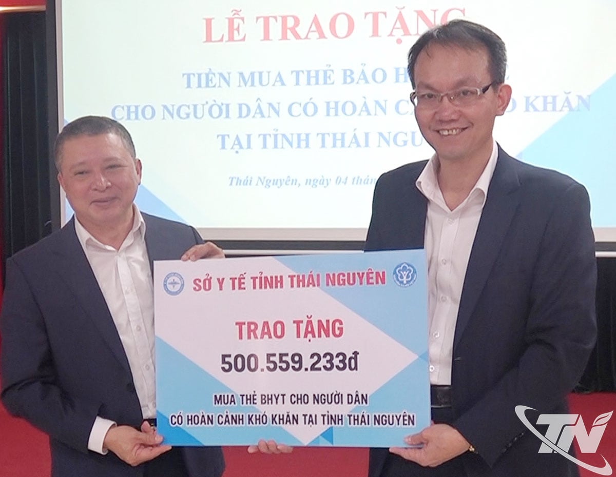 Vertreter des Gesundheitsministeriums von Thai Nguyen spendeten 500 Millionen VND, um Krankenversicherungskarten für Menschen in schwierigen Lebenslagen zu kaufen.