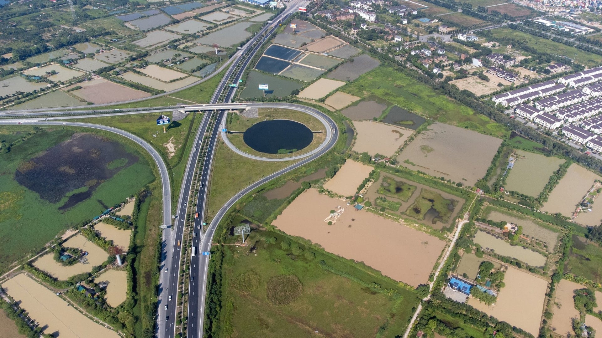 Rutten sammanfaller med Hanoi-Thai Nguyen-motorvägen och Ringväg 3.