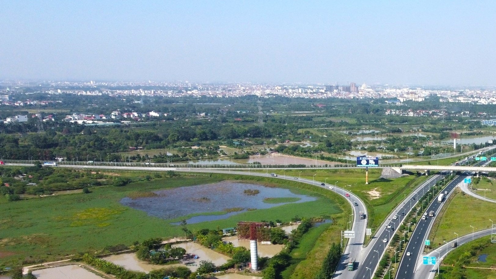 Hanoi – Thai Nguyen-motorvägen och Ringväg 3 vid den nuvarande korsningen Ninh Hiep.