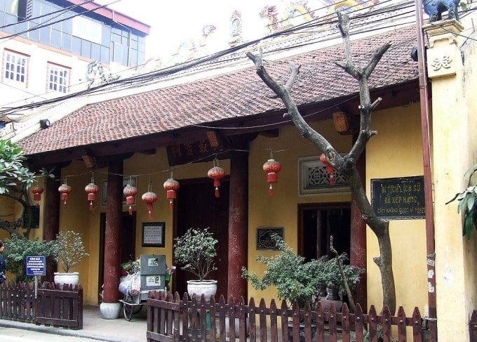 Muka bangunan Kuil Bach Ma, salah satu daripada empat peninggalan yang telah mula mengenakan bayaran masuk di Old Quarter Hanoi.