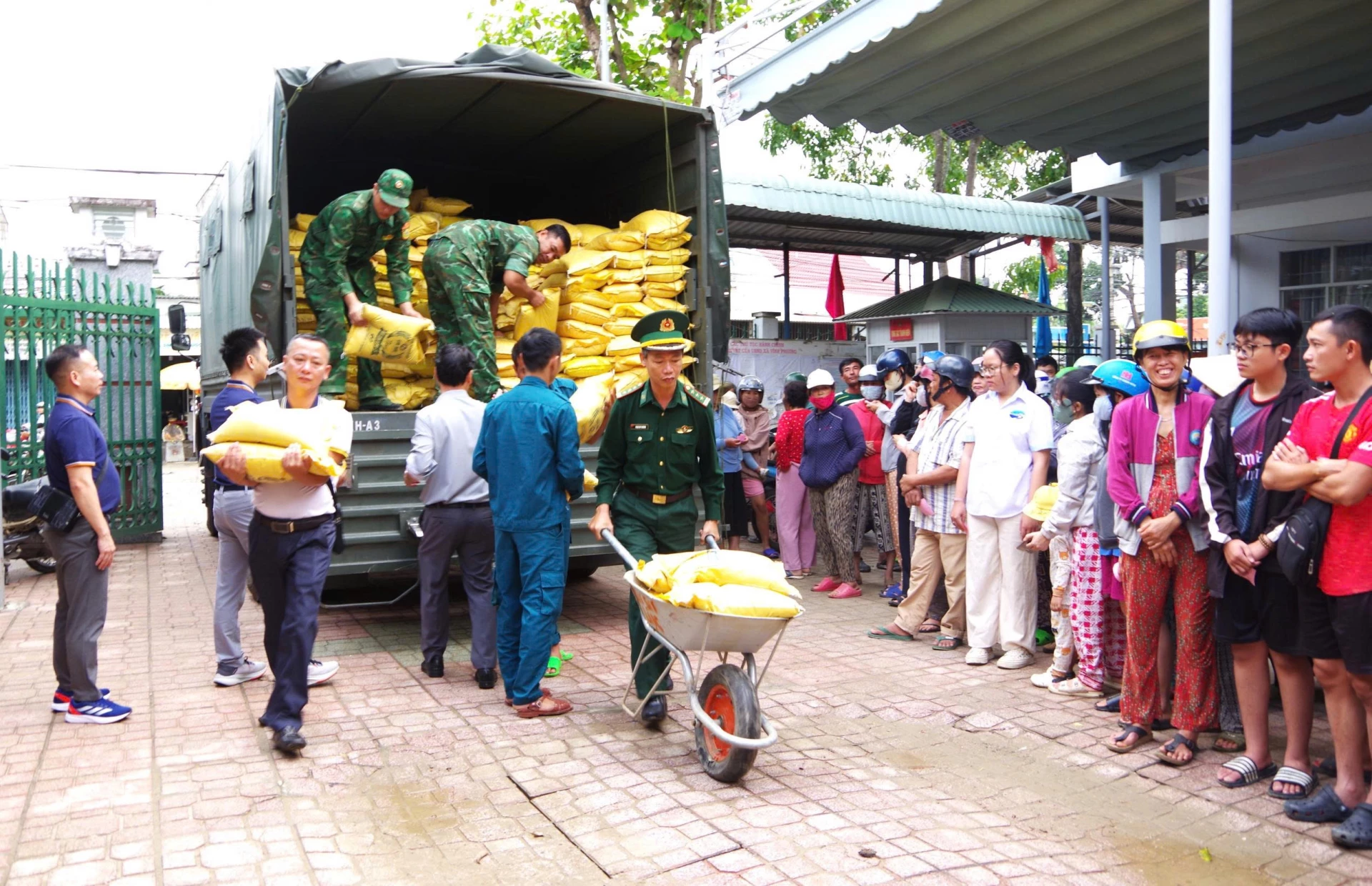 משמר הגבול המחוזי חילק מיד מתנות לקומונות ולרובעים באזורי גבול החוף.