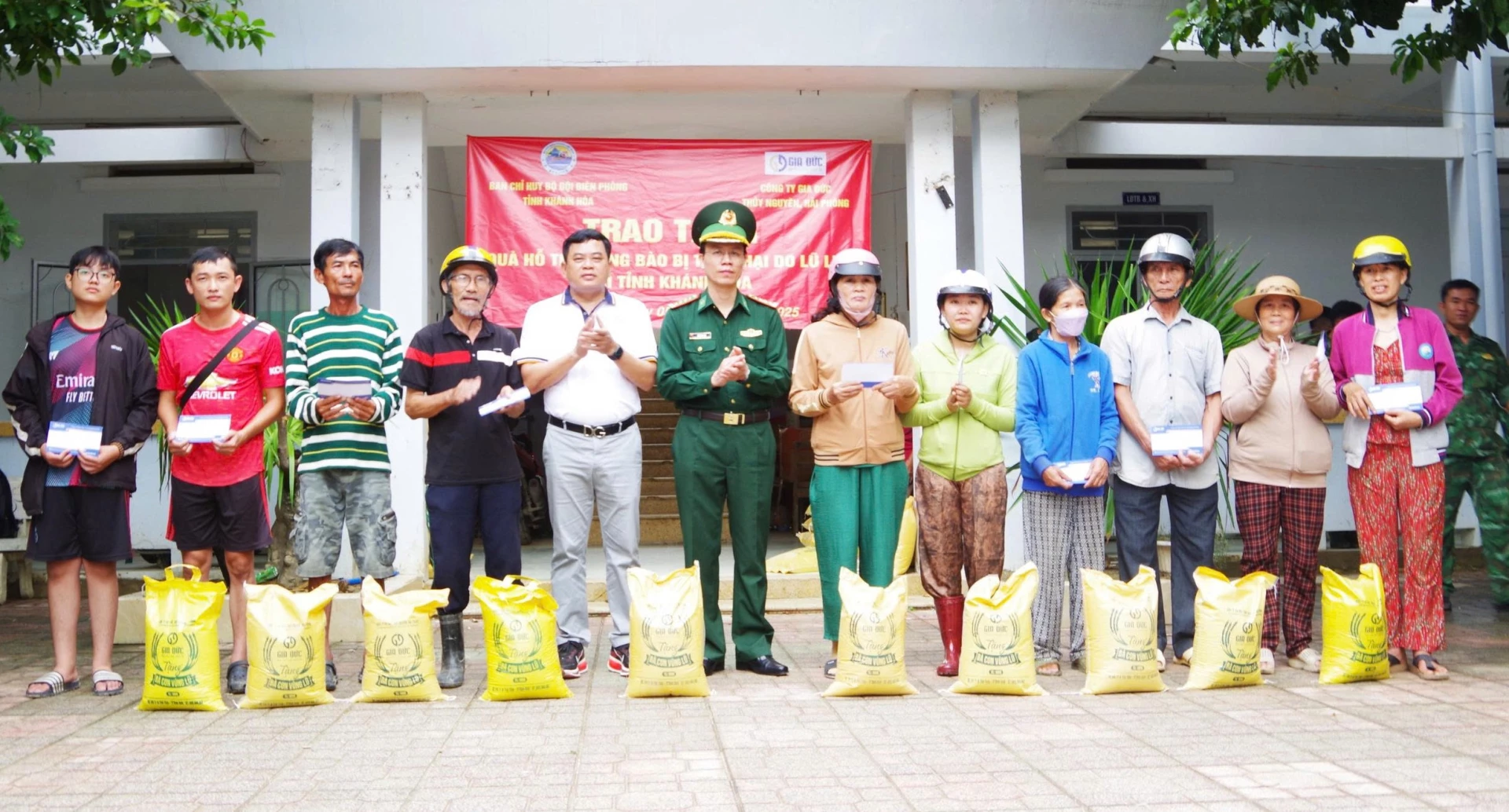 מנהיגי משמר הגבול המחוזי וחברת המניות המשותפת לשירותי תעשייה ג'יה דוק (עיר האי פונג) העניקו מתנות לתמיכה בתושבי רובע בק נה טראנג.