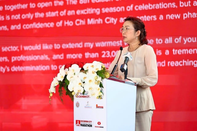 Phó Giám đốc Sở Du lịch TPHCM Bùi Thị Ngọc Hiếu phát biểu tại lễ khai mạc giải chạy