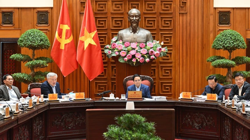 Premiärminister Pham Minh Chinh leder ett möte med regeringens ständiga kommitté. (Foto: Tran Hai)