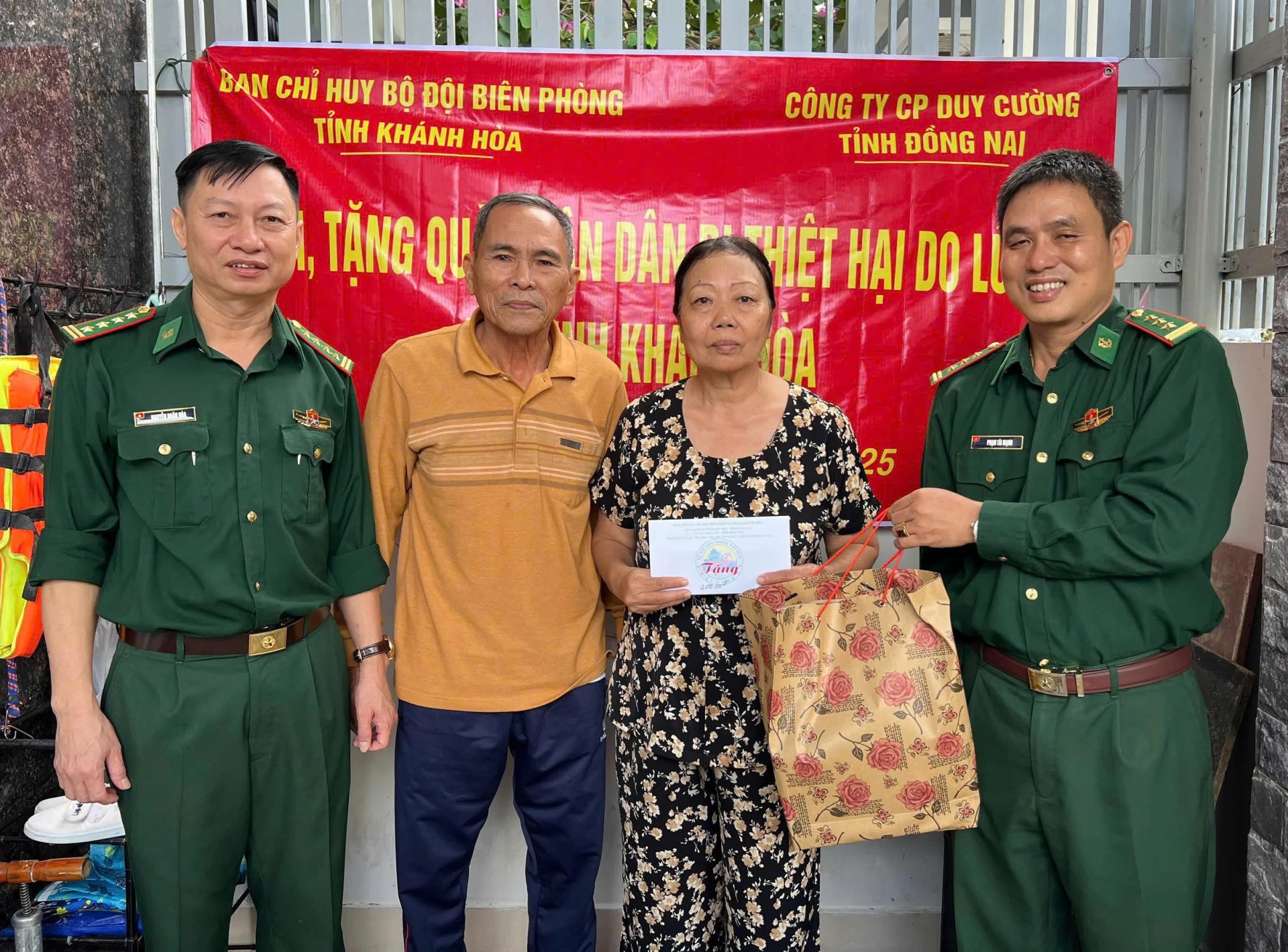 省国境警備隊政治委員のグエン・ドアン・ホア大佐が、技術物流部補佐のフイン・タン軍少佐の家族を訪問した。