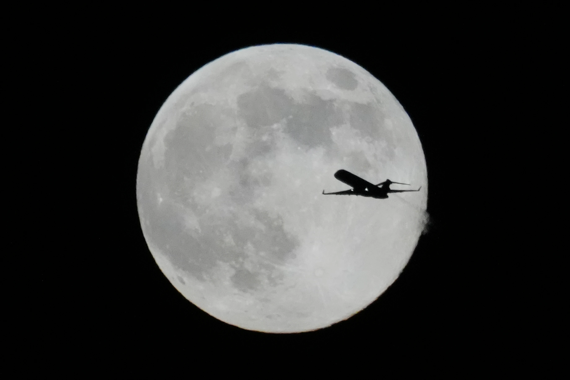 Fotoserie av den sista supermånen 2025 som lyser starkt på himlen - 5