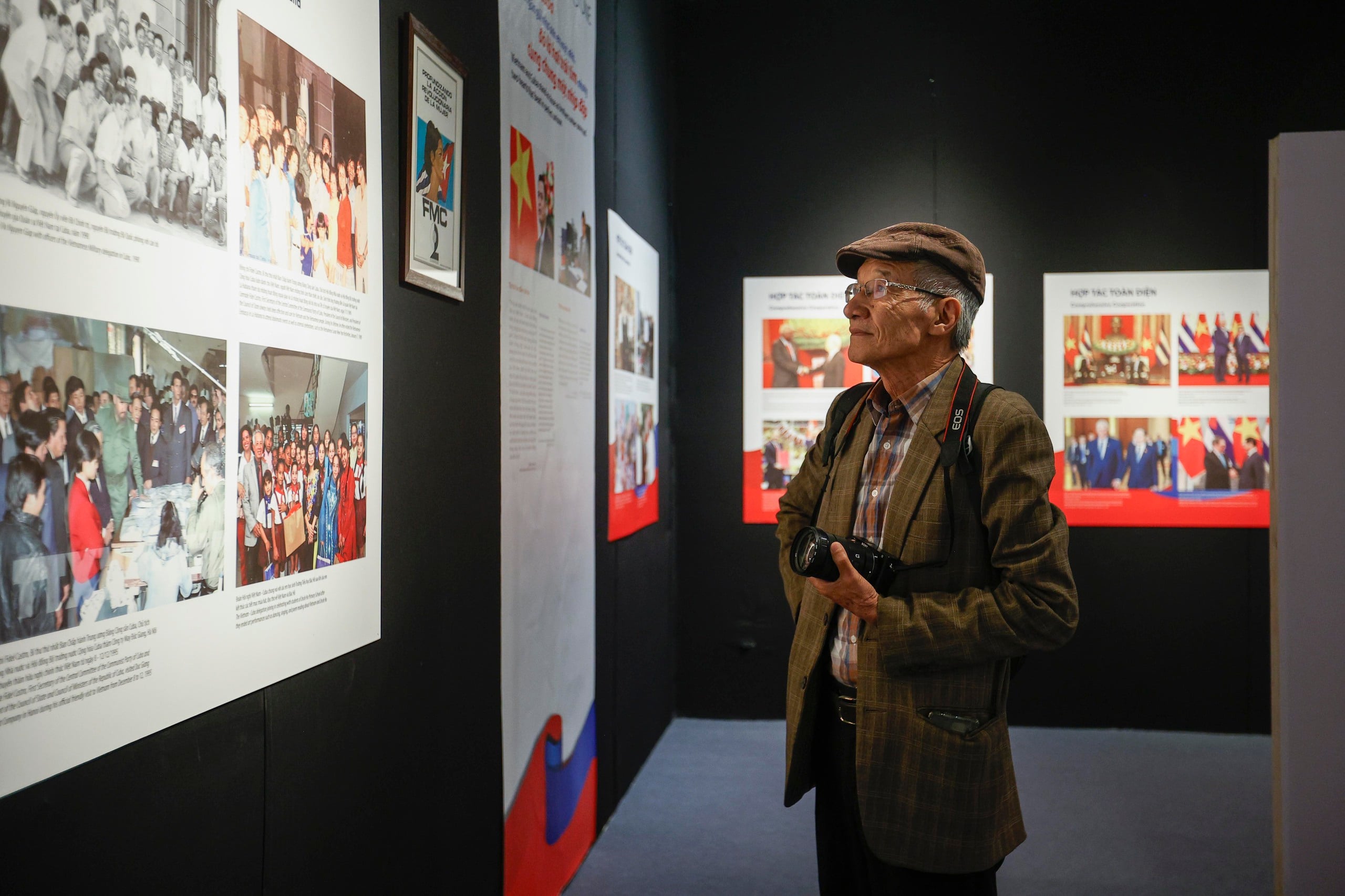 Triển lãm bức họa qúy về Chủ tịch Fidel Castro và tình hữu nghị Việt - Cuba - Ảnh 13.