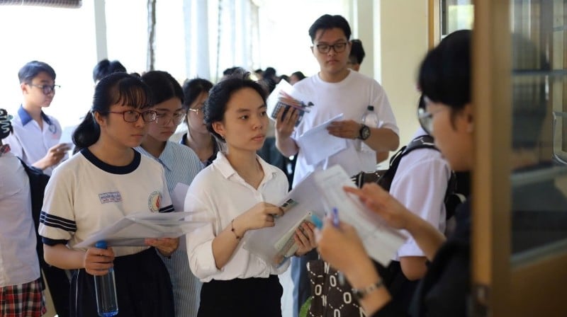 Candidatos que participam do Exame de Avaliação de Competências da Universidade Nacional da Cidade de Ho Chi Minh