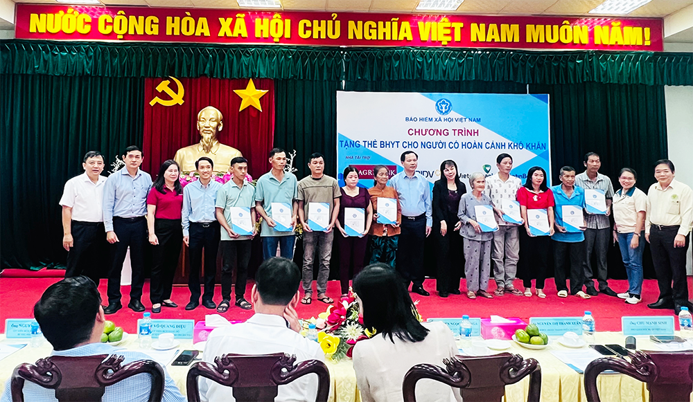 कठिन परिस्थितियों में लोगों को स्वास्थ्य बीमा कार्ड देना