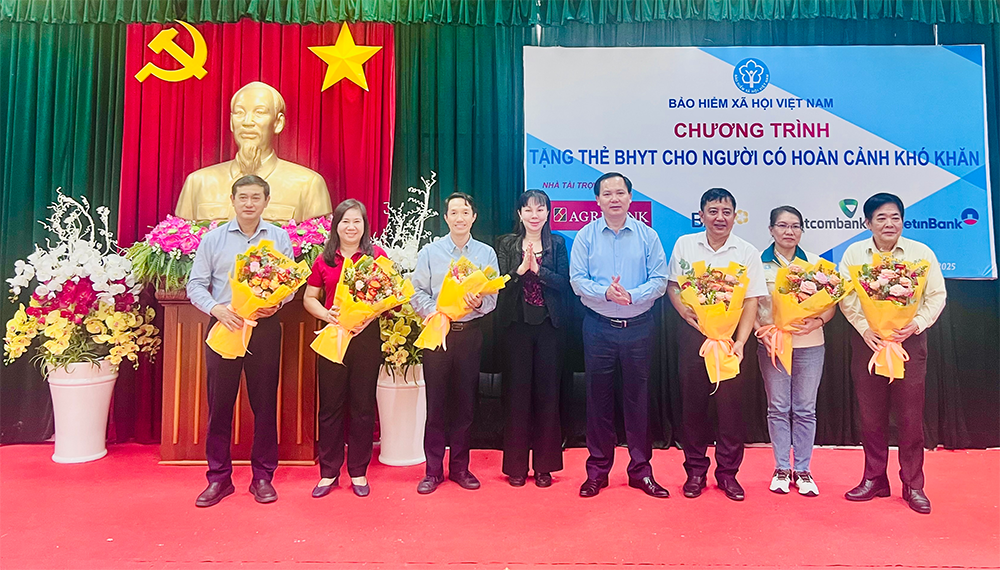 कठिन परिस्थितियों में लोगों को स्वास्थ्य बीमा कार्ड देना