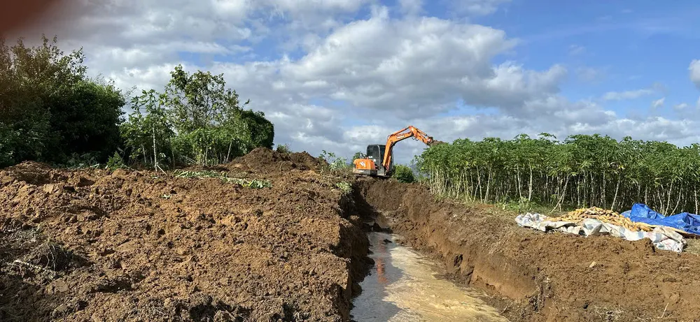 Săparea de șanțuri pentru a conduce apa prin zona de producție