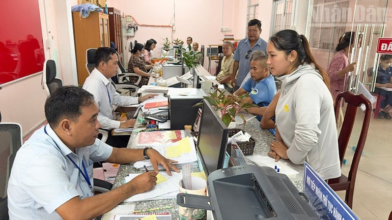ndo_tr_anh-2-can-bo-trung-tam-vu-hanh-chinh-cong-cong-phuc-vu-nguoi-dan-lam-ho-so-thu-tuc.jpg