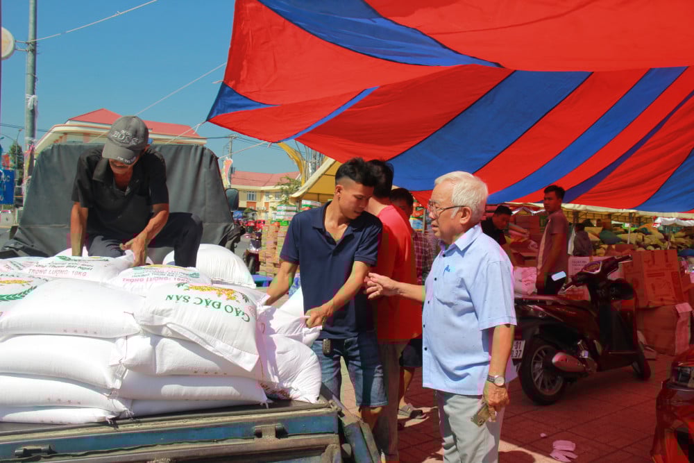 Nhiều nhà hảo tâm chở gạo đến gửi đi cứu trợ bà con tỉnh Đắk Lắk 