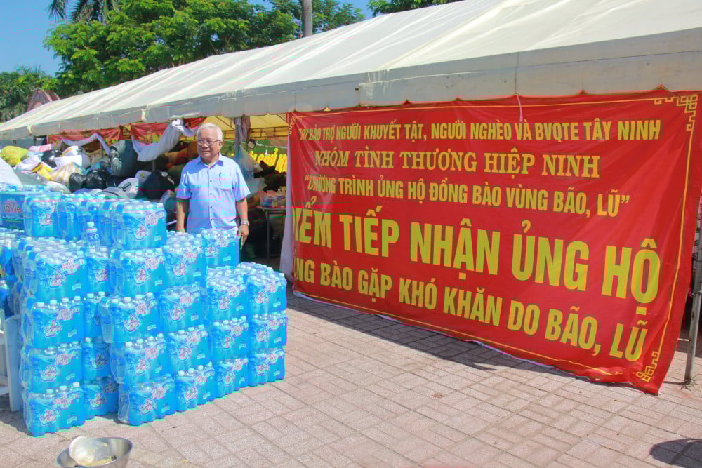 Điểm tiếp nhận hàng hòa cứu trợ tại Công viên Hòa Thành 