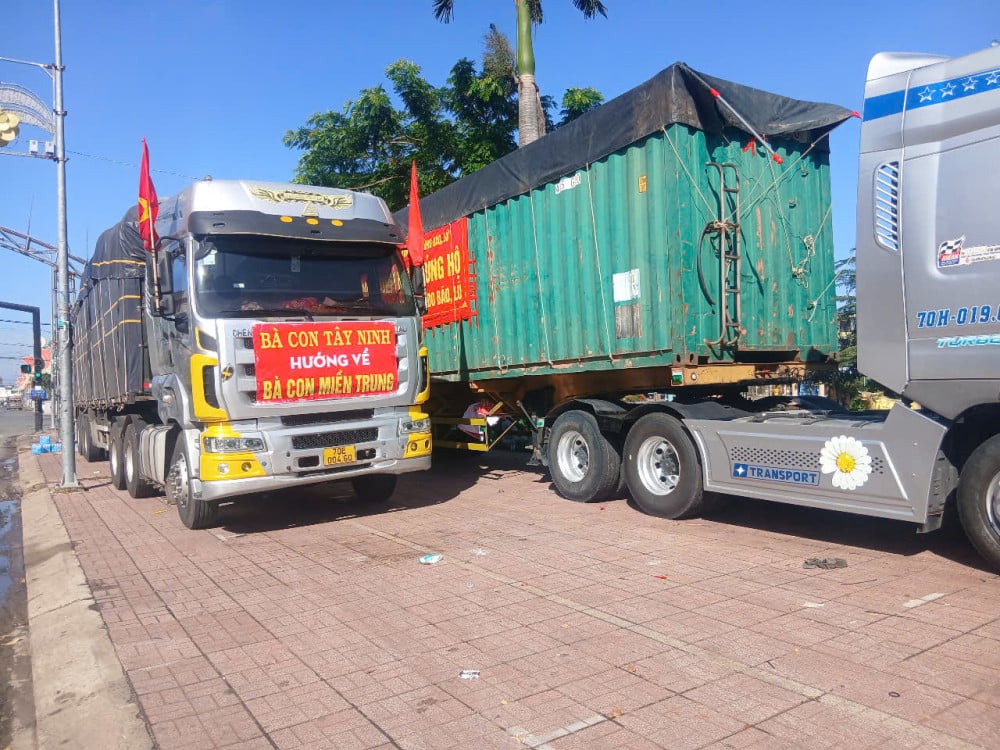 Đoàn Từ thiện Hội BTNKT-NN&BVQTE tỉnh Tây Ninh vận chuyển quà đến tỉnh Đắk Lắk để trao cho bà con bị ảnh hưởng bởi bão lũ