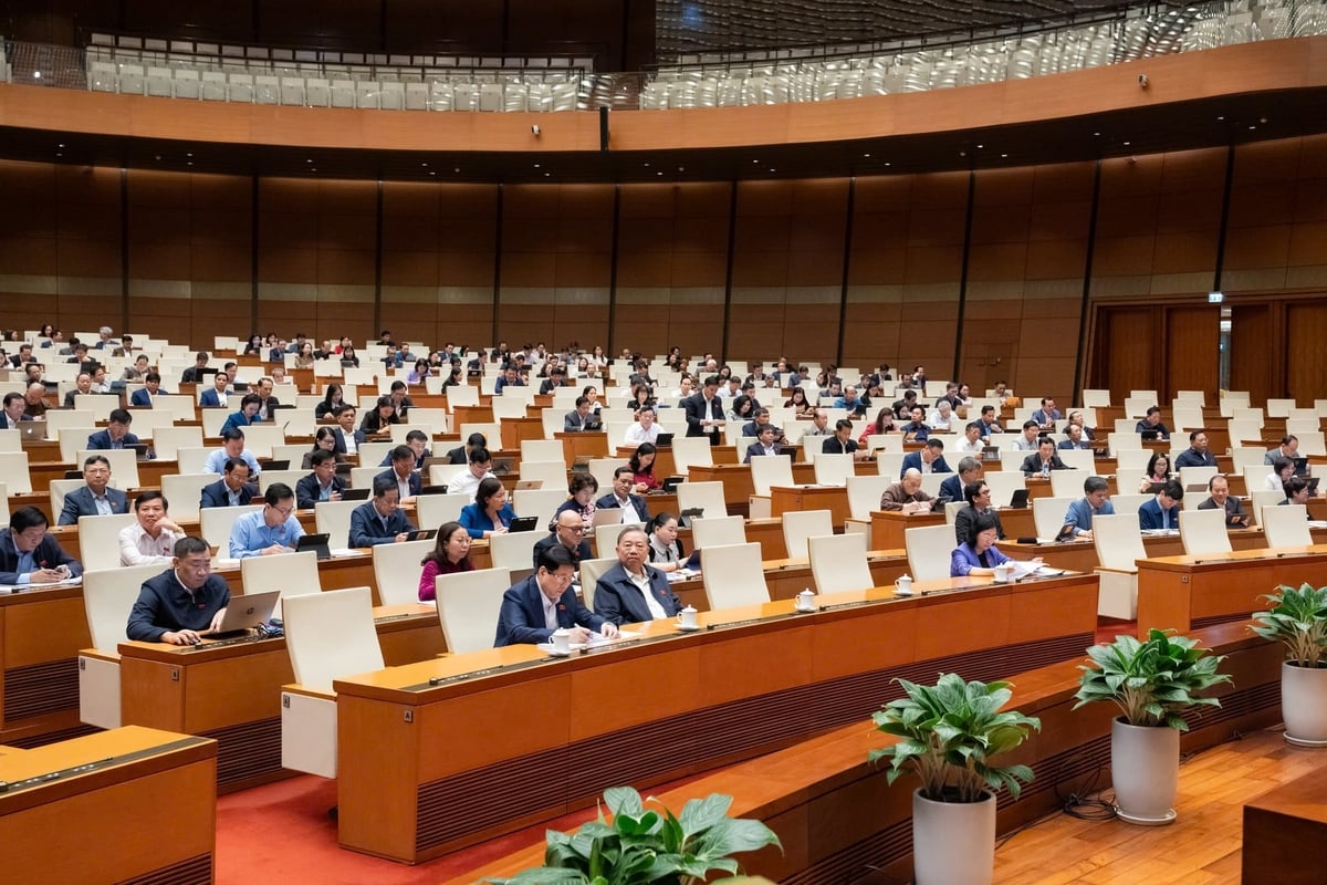 Tổng Bí thư Tô Lâm, Chủ tịch nước Lương Cường cùng các đại biểu Quốc hội thảo luận tại hội trường về chủ trương đầu tư Chương trình mục tiêu quốc gia (MTQG) về nông thôn mới, giảm nghèo bền vững và phát triển kinh tế - xã hội vùng đồng bào dân tộc thiểu số, miền núi đến năm 2035. Ảnh: Như Ý.